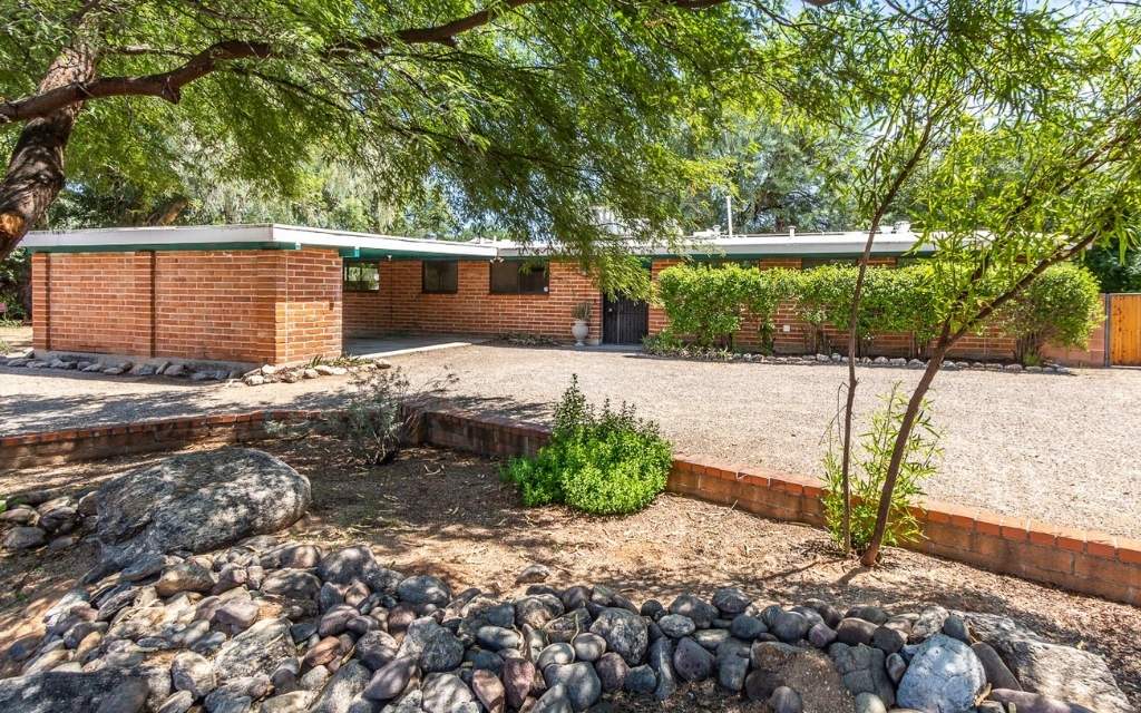 Burnt adobe home located in Indian Ridge, a Lusk Corp midcentury modern neighborhood that's included in the National Historic Register.