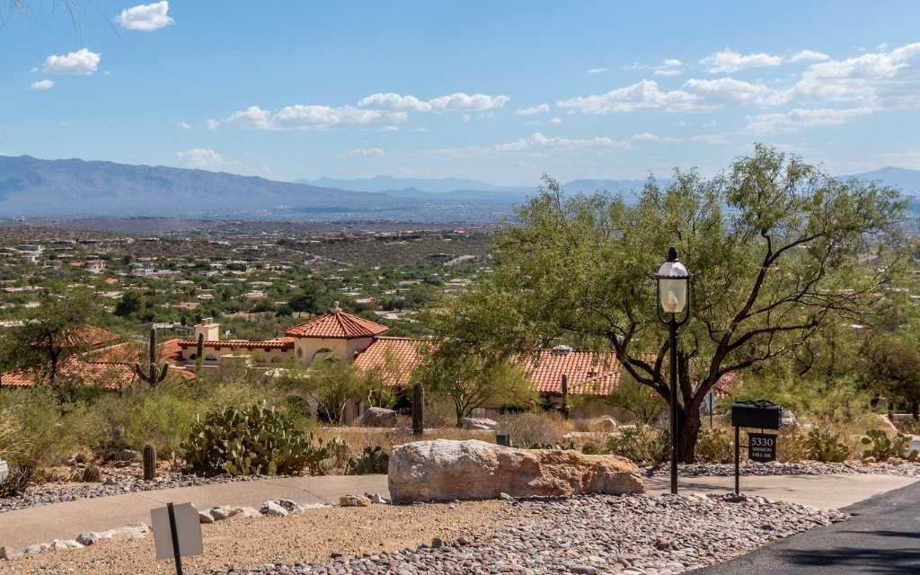 Views toward the SE include the Rincon Mountains and the city below.