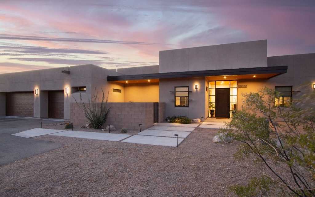 This custom modern home can be found in the gated community of Tucson Mountain Reserve, located on the West side of Tucson.